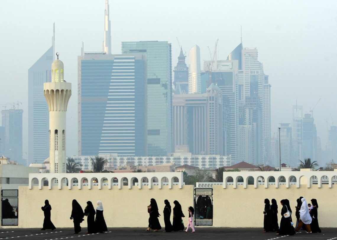Дубай что там сейчас. Мечеть в Дубае фото. Как одеваются туристы в Дубае. Дубай что там делать.