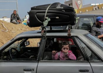 Palestinians gather at the Rafah boder crossing as they wait to travel into Egypt after the passage was opened for three days for humanitarian cases, in the southern Gaza Strip April 12, 2018. / AFP PHOTO / SAID KHATIB        (Photo credit should read SAID KHATIB/AFP via Getty Images)