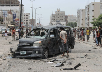 01 August 2019, Yemen, Aden: People inspect the damage after a missile attack targeting a camp during a military parade. At least 60 people were killed on Thursday in two attacks targeting a camp and a police station in the government-controlled port city of Aden. The missile attack on the camp in the western section of Aden was claimed by Yemen's Houthi rebels. Photo: Wail Shaif/dpa (Photo by Wail Shaif/picture alliance via Getty Images)