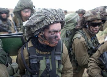 Israeli soldiers of the Jewish Ultra-Orthodox battalion "Netzah Yehuda" take part in their annual unit training in the Israeli annexed Golan Heights, near the Syrian border on May 19, 2014. The Netzah Yehuda Battalion is a battalion in the Kfir Brigade of the Israel military which was created  to allow religious Israelis to serve in the army  in an atmosphere respecting their religious convictions. AFP PHOTO/MENAHEM KAHANA        (Photo credit should read MENAHEM KAHANA/AFP via Getty Images)