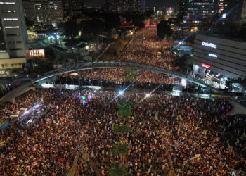 TEL AVIV, ISRAEL - SEPTEMBER 01: An aerial view of tens of thousands of Israelis protesting against Israeli Prime Minister Benjamin Netanyahu and his government for not signing the ceasefire agreement with Gaza in Tel Aviv, Israel on September 01, 2024. (Photo by Yair Palti/Anadolu via Getty Images)