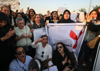 Iraqi women demonstrate against underage marriage in Tahrir Square in central Baghdad on August 8, 2024, amid parliamentary discussions over a proposed amendment to the Iraqi Personal Status Law. Rights advocates are alarmed by a bill introduced to Iraq's parliament that, they fear, would roll back women's rights and increase underage marriage in the deeply patriarchal society. (Photo by AHMAD AL-RUBAYE / AFP)