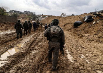 --PHOTO TAKEN DURING A CONTROLLED TOUR AND SUBSEQUENTLY EDITED UNDER THE SUPERVISION OF THE ISRAELI MILITARY-- This picture taken during a media tour organised by the Israeli military on January 27, 2024, shows Israeli soldiers patrolling an area in Gaza's main southern city of Khan Yunis, amid continuing battles between Israel and the Palestinian militant group Hamas. (Photo by Nicolas GARCIA / AFP)